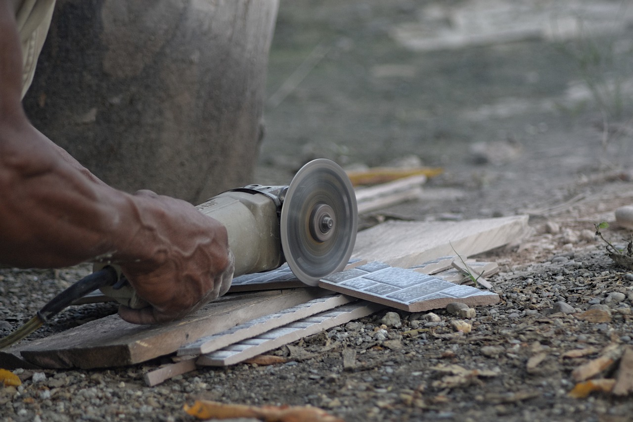 Czym ciąć płytki?