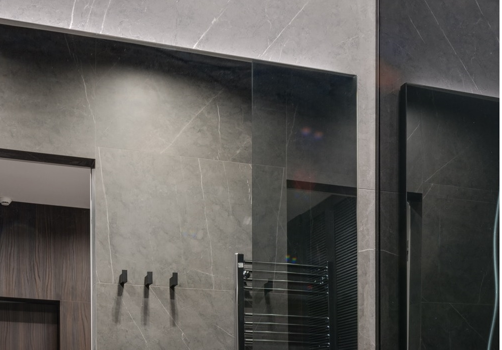 Jak i czym przykleić lustro?