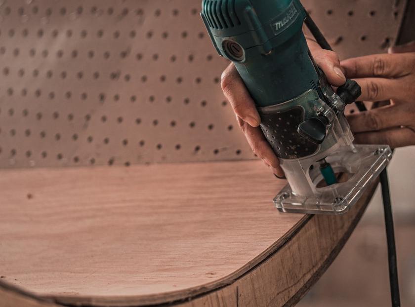 Czym szlifować drewno? Wybierz odpowiedni papier ścierny