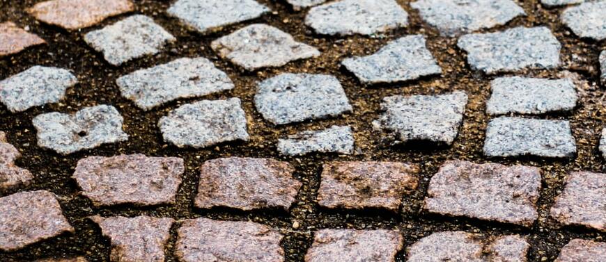 Jakie urządzenie do czyszczenia kostki brukowej